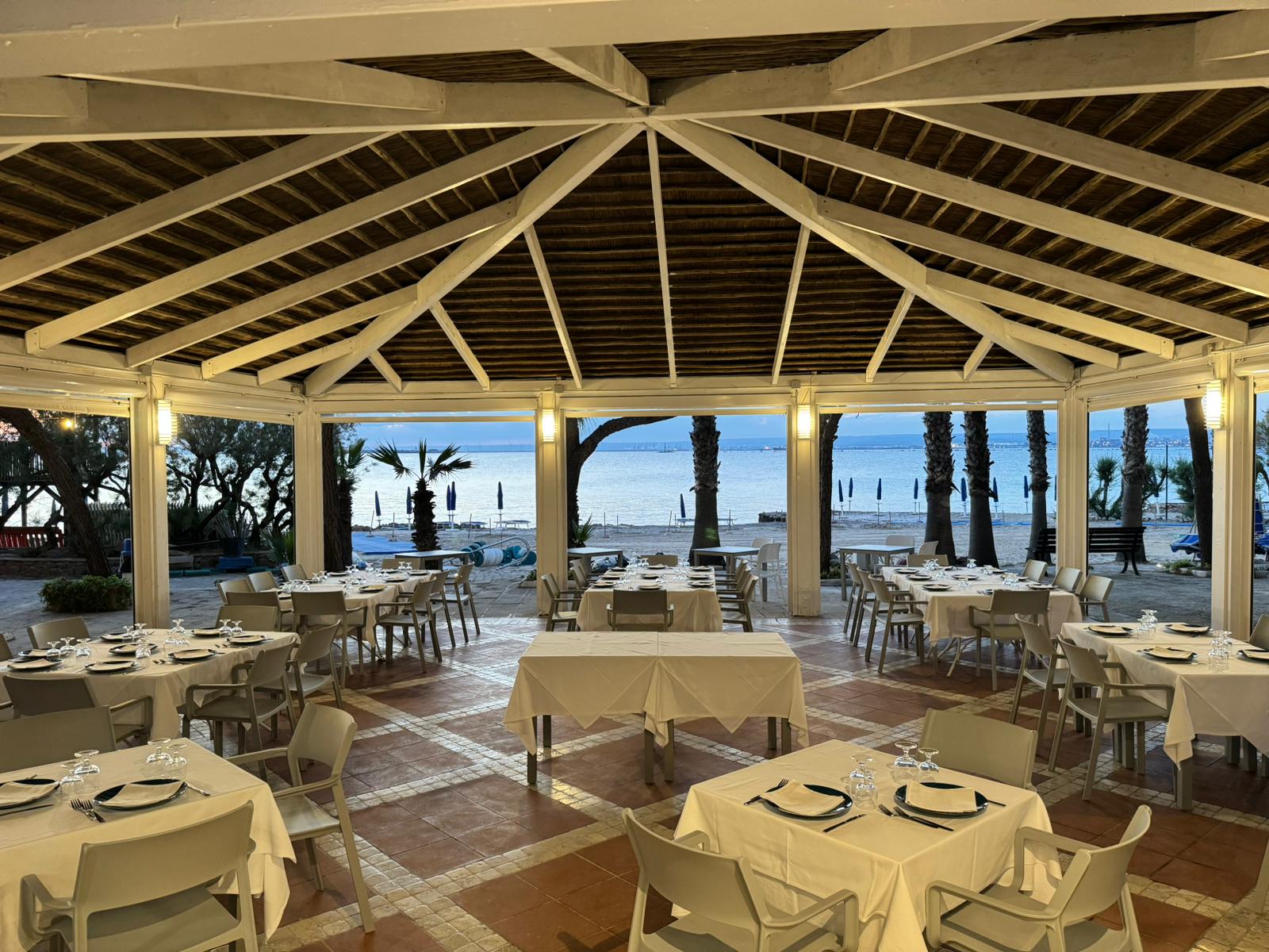 Sala del ristorante Piccadilly con vista sul mare al tramonto